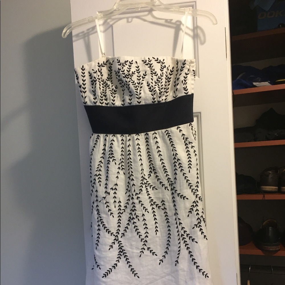 Beautiful strapless dress - size 4
